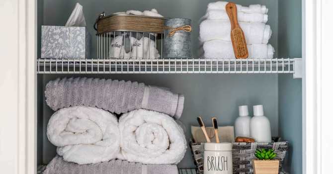 An Organized BATHROOM image