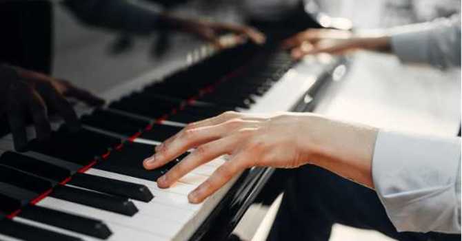 LEARN TO PLAY THE PIANO OR IMPROVE YOUR SKILLS WITH ROCKET PIANO image